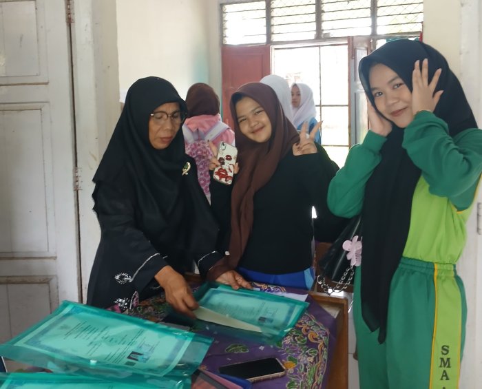 Jumat Berkah, Staff  TU Layani Pengambilan Ijazah