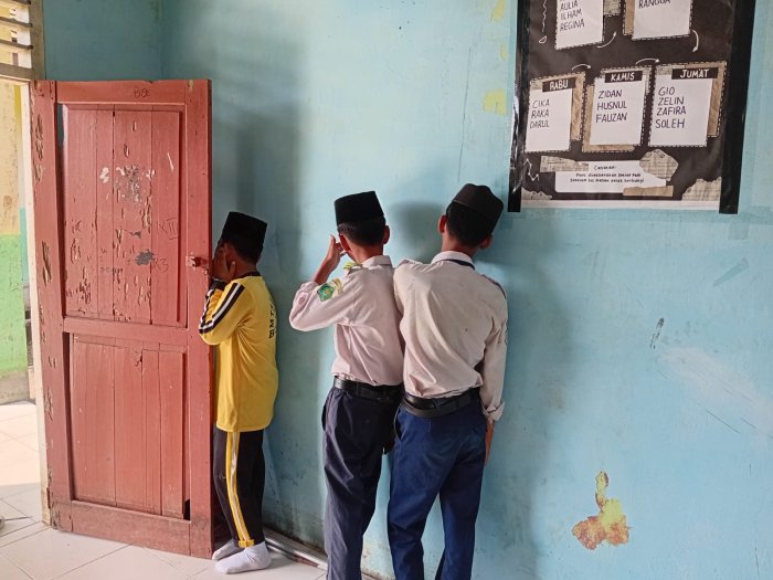 Terlambat Masuk Kelas, 3 Siswa di Beri Tugas