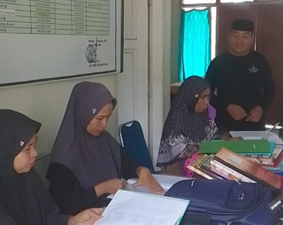 Pastikan Pelayanan Tetap Optimal, Kepala MTsN 5 dan Staf Hadir Seperti Biasa