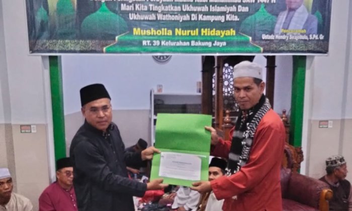 Sampaikan Tausiyah, Guru MTsN 5 Muaro Jambi di Beri Piagam Sebagai Penceramah.