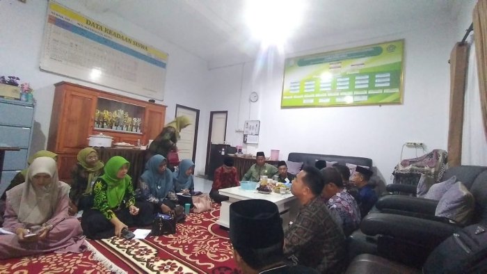 Jelang HGN, Guru MTsN 5 Hadiri Rapat Persiapan.