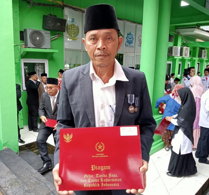 Fahrul Razi, Guru MTsN 5 Muaro Jambi Terima Penghargaan 10 Tahun Pengabdian.