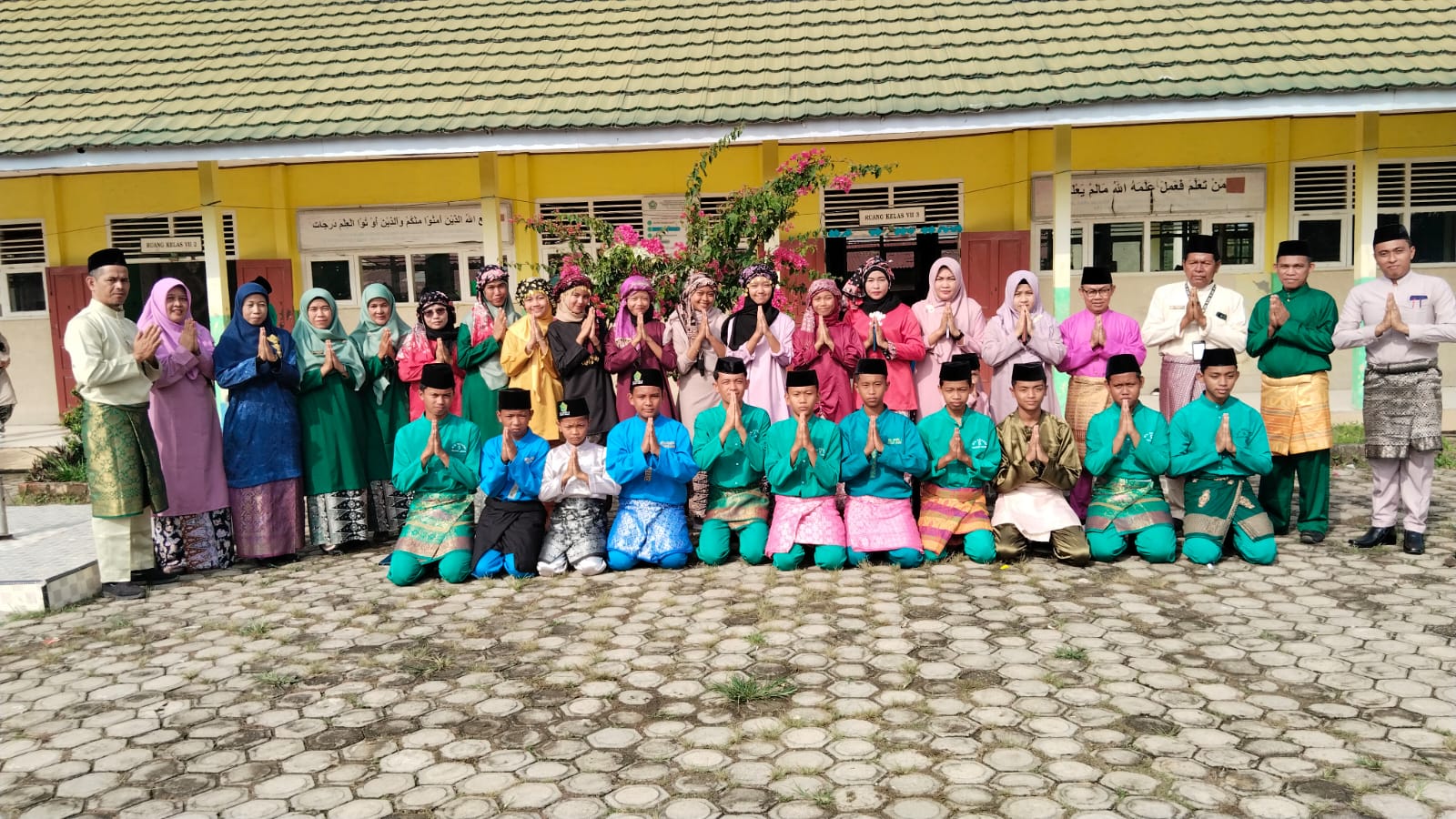 Peringati HUT Muaro Jambi, MTs N 5 Pakai Busana Adat Melayu.