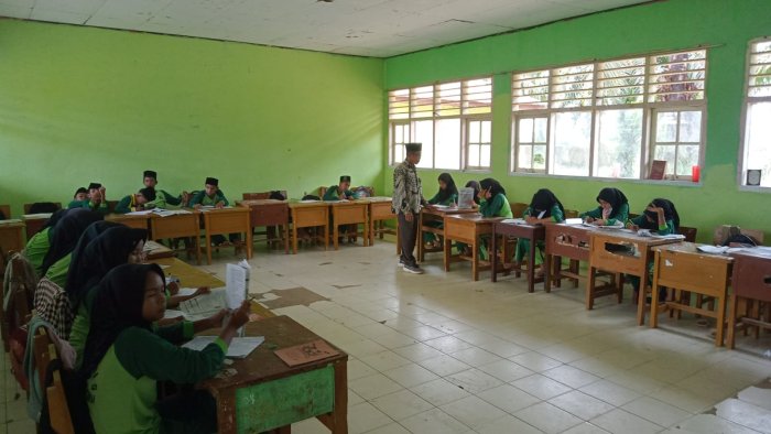 Pelajaran Aqidah Akhlaq, Guru Sampaikan Materi Pentingnya Adab.