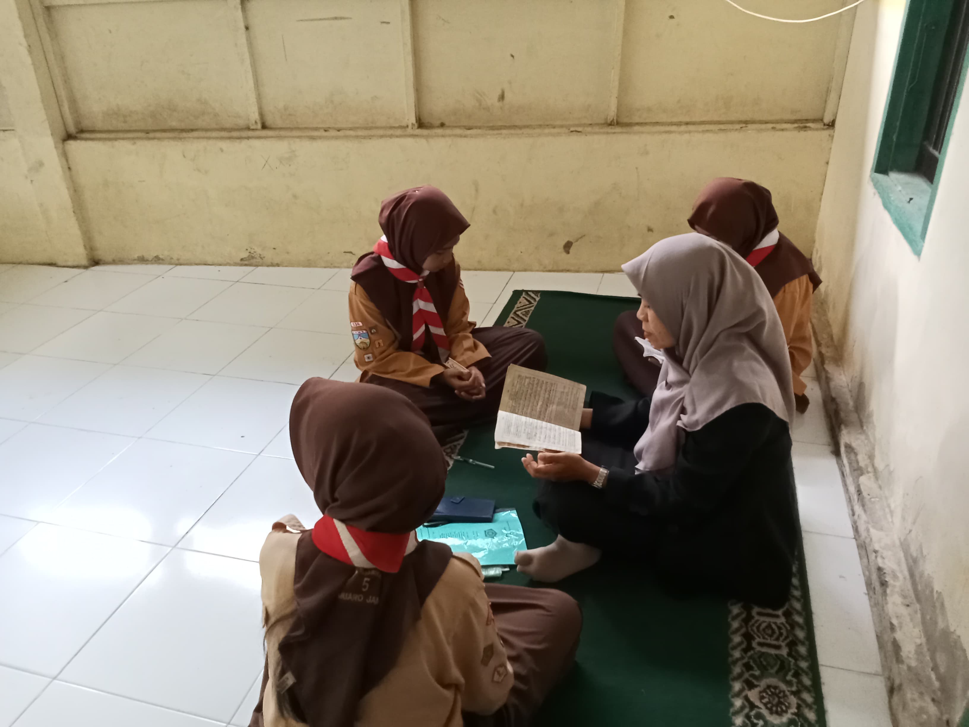 Mawaddatun Thoyyibah dan Azizah, siswi kelas VII Siap Wisuda Juz 30.