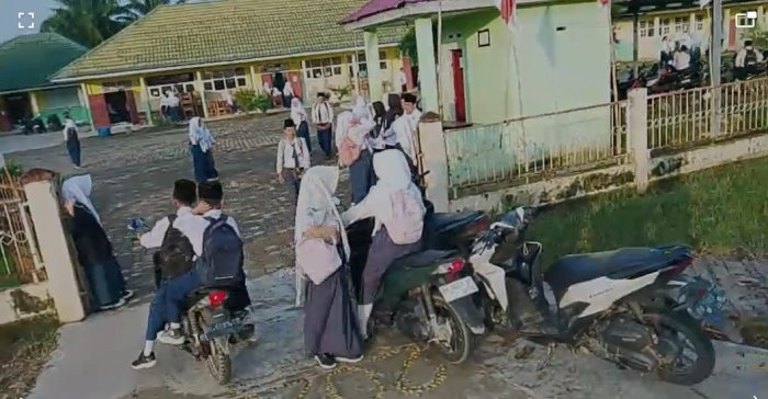 Antipasi Sampah Plastik, Guru Piket Razia Siswa Yang Tidak Bawa Tempat Makan dan Minum