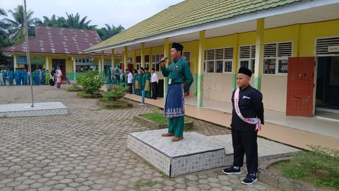 HUT Kabupaten Muara Jambi, MTsN 5 Gelar Upacara Bendera Dengan Busana Melayu.
