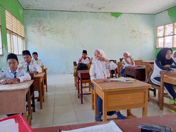 Studying English, Kelas IX Belajar Jenis-Jenis Teks.