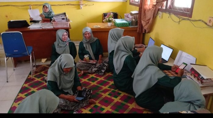 Raport PTS dan SKP, Ibu-Ibu Guru MTsN 5 Duduk Beleret Kejar Target.