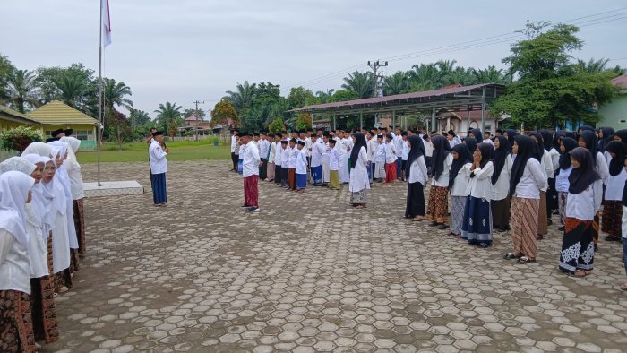 Hari Santri, MTsN 5 Muaro Jambi Pakai Sarung dan Peci