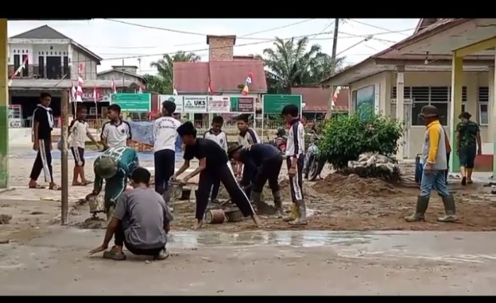 Menjelang Waktu Pulang, Guru MTsN Lanjutan Pengecoran Lapangan.