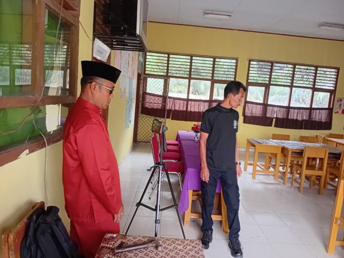 Jelang Visitasi Lomba Mengajar, Pak Eko Siapkan Segala Keperluan