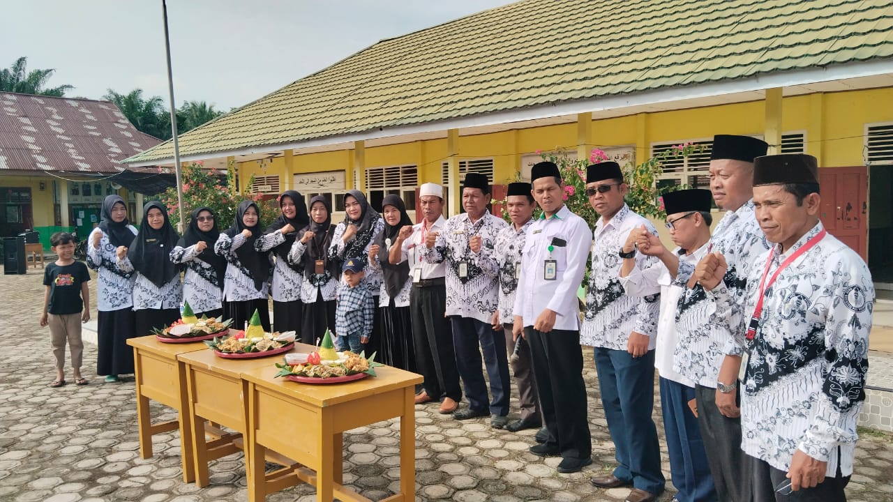 Peringati Hari Guru Nasional, MTs N 5 Gelar Upacara dan Potong Tumpeng.