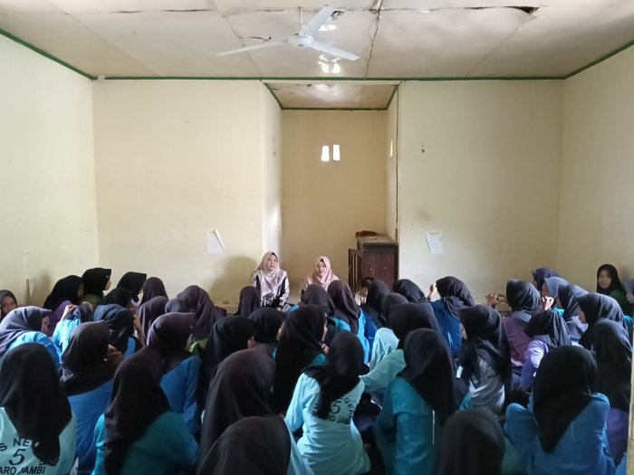 Zuhur Berjamaah, Fitriya, S.Pd Sampaikan Tausiyah.