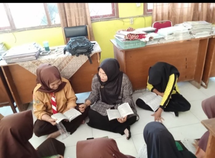 Wali Guru Teladan, Ibu Dwi Bimbing Siswa Baca al-Quran