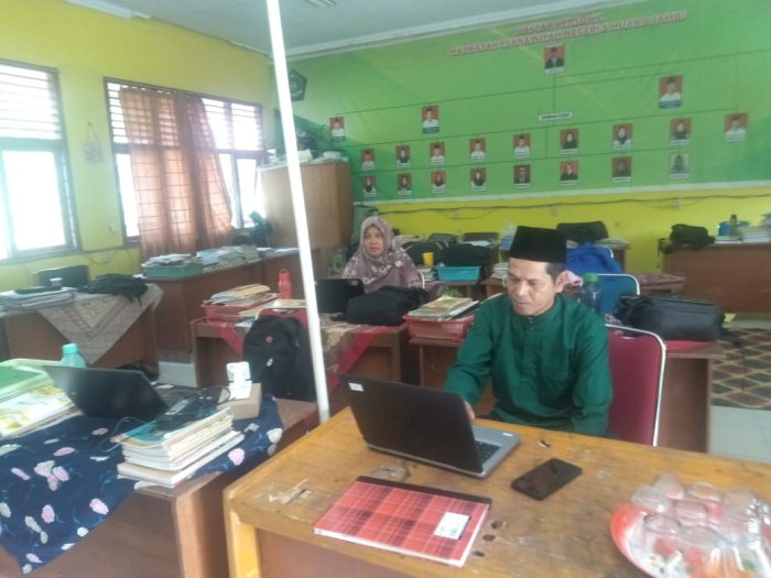 Waktu Luang Tidak Sia-Sia, Guru MTsN 5 Kerjakan SKP Triwulan 3