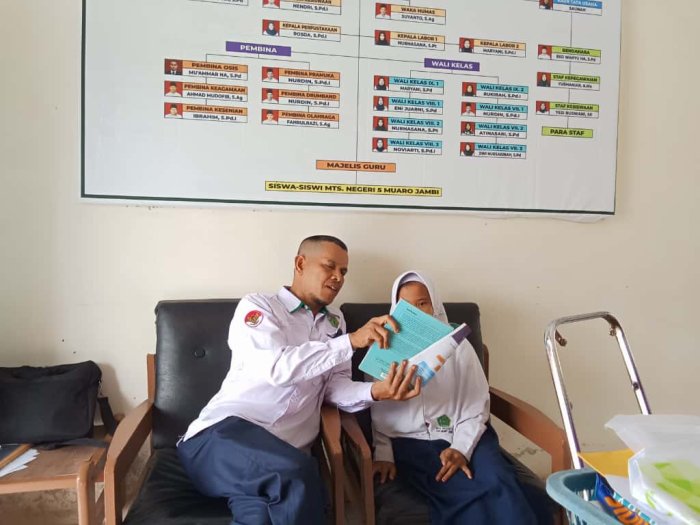 Waka Humas Madrasah Bimbing Siswa lancar Membaca di Waktu Luang