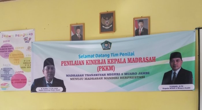 Jelang PKKM, Bagian TU Pasang Spanduk Acara.