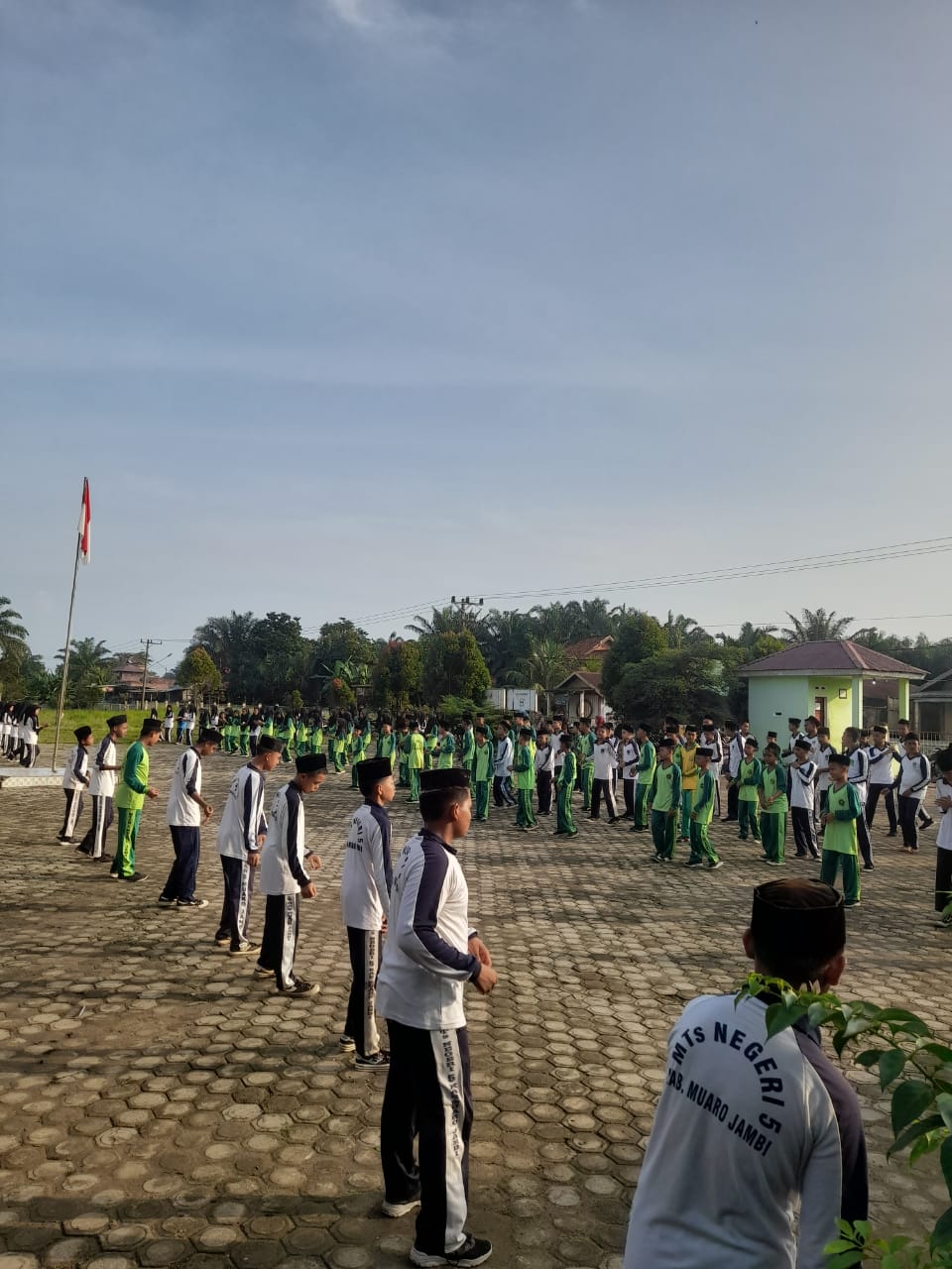 Ikhtiar Untuk Sehat, MTs N 5 Muaro Jambi Ikuti Senam Dengan Semangat.