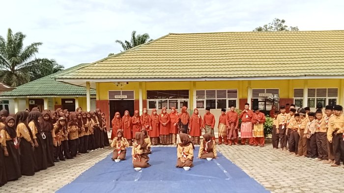 Tim Penilai Lomba Mengajar Disambut Tari di MTsN 5 Muaro Jambi