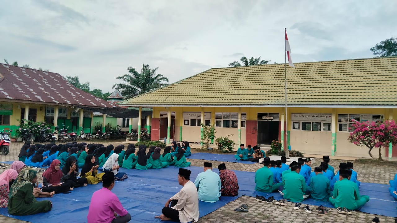 Jumat Berkah, MTs N 5 Yasinan di Halaman Madrasah 