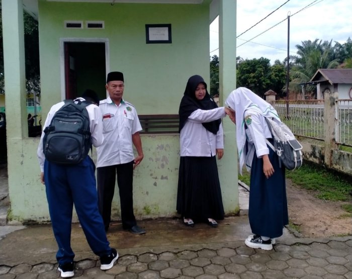 Menyambut Siswa, Membangun Rasa Cinta
