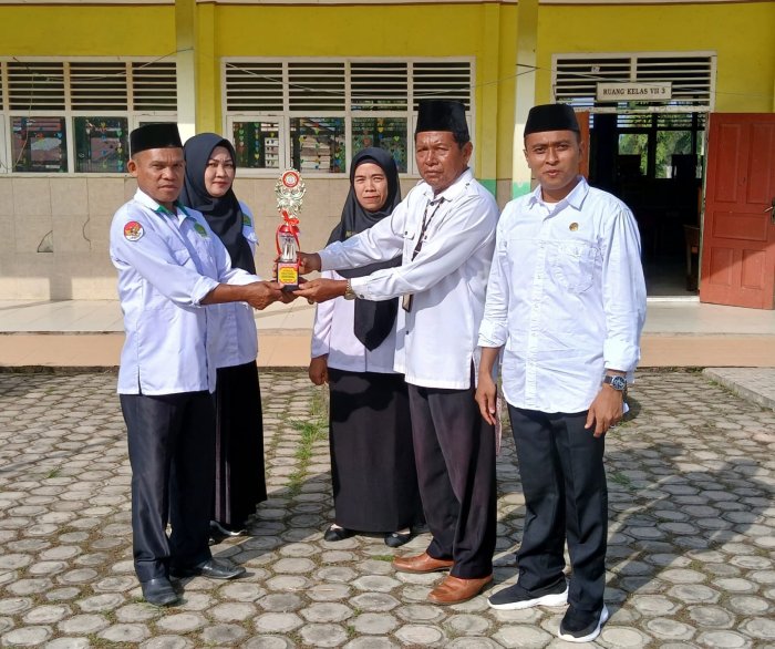 FASI, Pimpinan Kafilah Serahkan Trophy Kepada Madrasah.