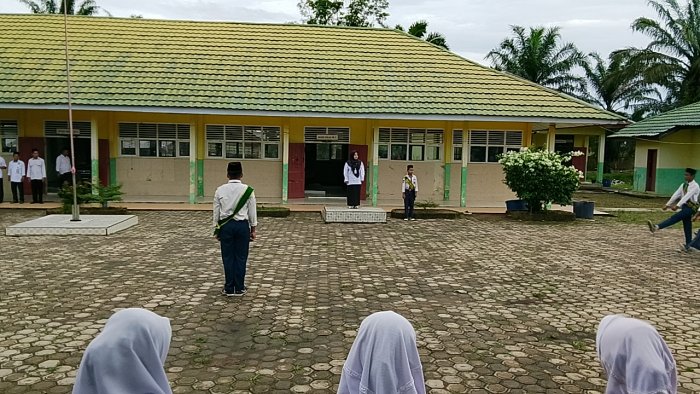 Gerimis Melanda, MTsN 5 Tetap Gelar Upacara