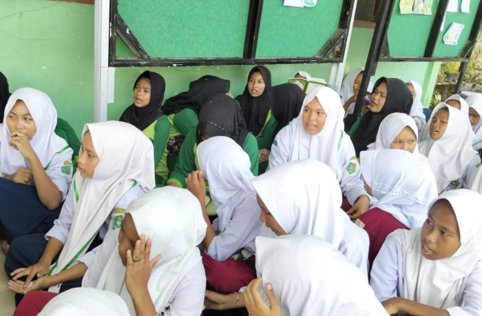 Kegiatan Mengaji Sebelum Sholat Zuhur di MTsN 5 Muaro Jambi