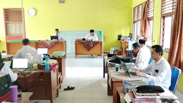 Persiapan Piloting KBC, MTsN 5 Muaro Jambi Gelar Rapat