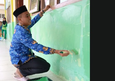Agar Indah, Bersama Mengecat Dinding Madrasah.