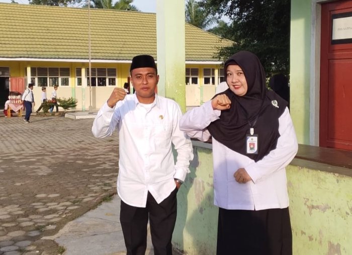 Awali Pagi, Menyambut Siswa-Siswi Dengan Senyum Berseri.