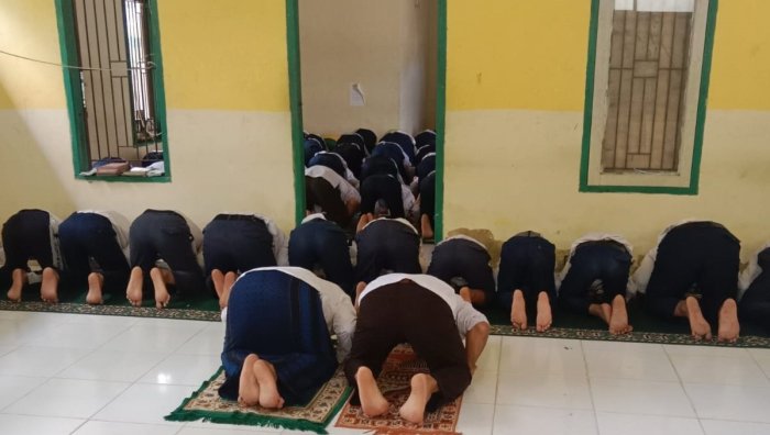 MTsN 5 Muaro Jambi Gelar Sholat Zuhur Berjamaah Rutin
