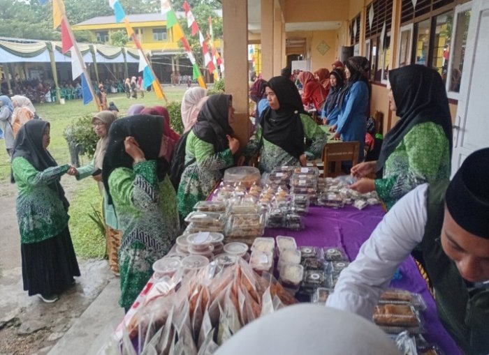 Puncak Hari Guru, Bazar MTsN 5 di Serbu