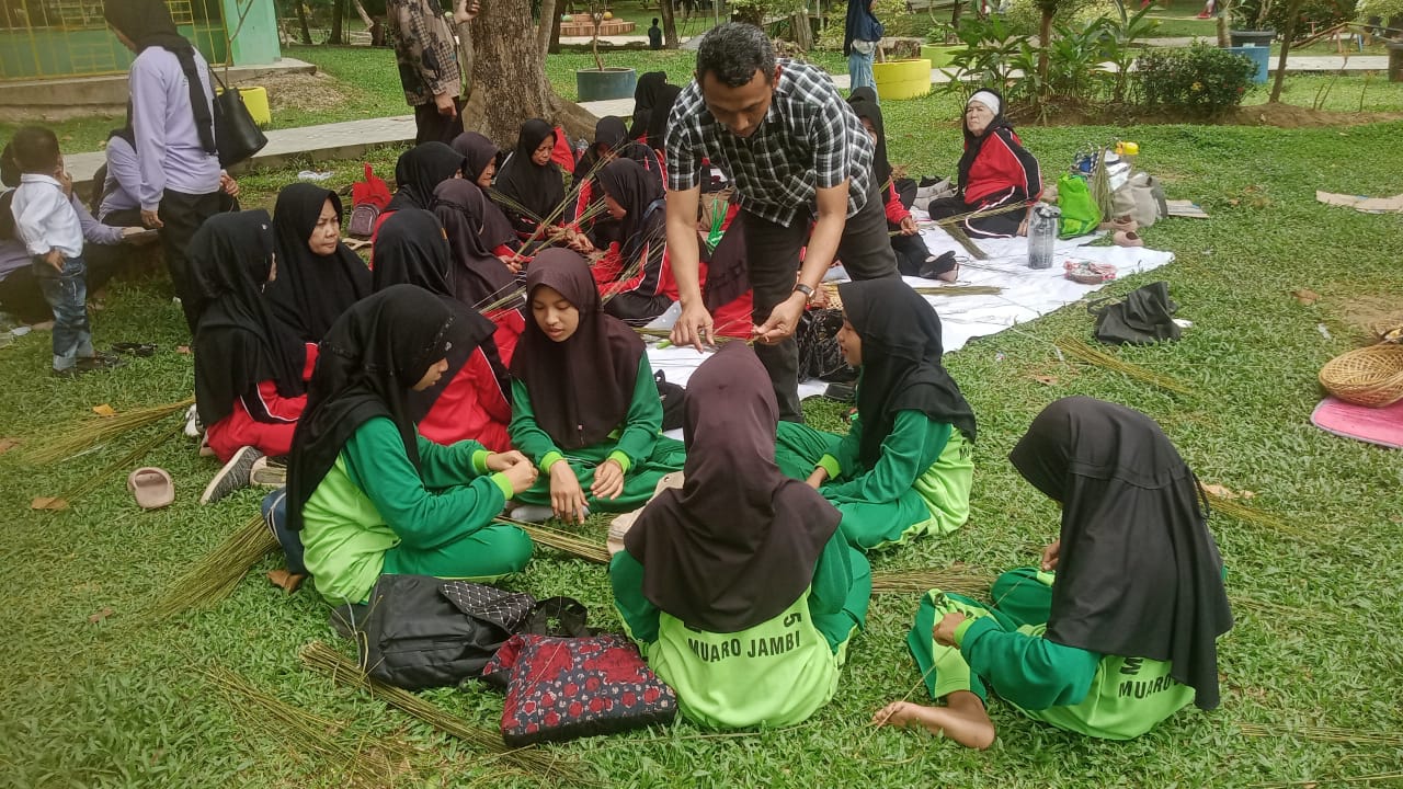 Pelatihan Anyam Lidi, MTs N 5 Muaro Jambi Utus 5 Siswi.