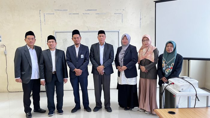 Sukses Presentasikan Tesis, Guru MTsN 5 Muaro Jambi Resmi Sandang Gelar M.Pd
