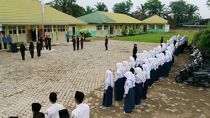 Upacara Bendera Hari Pahlawan : Pembina, Mari Isi Kemerdekaan Dengan Karya Terbaik Kita