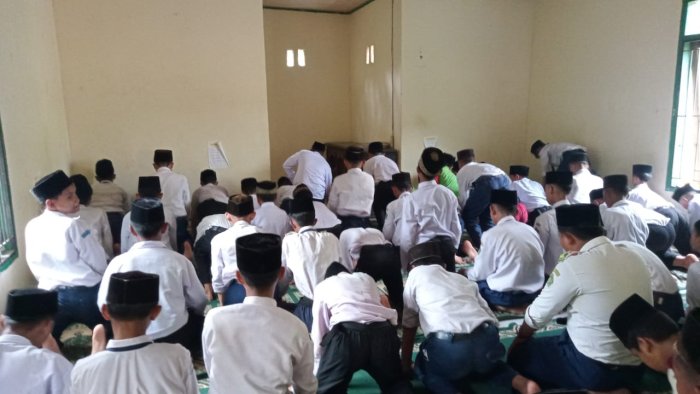 Zuhur Berjamaah, Membiasakan Siswa Taat Ibadah