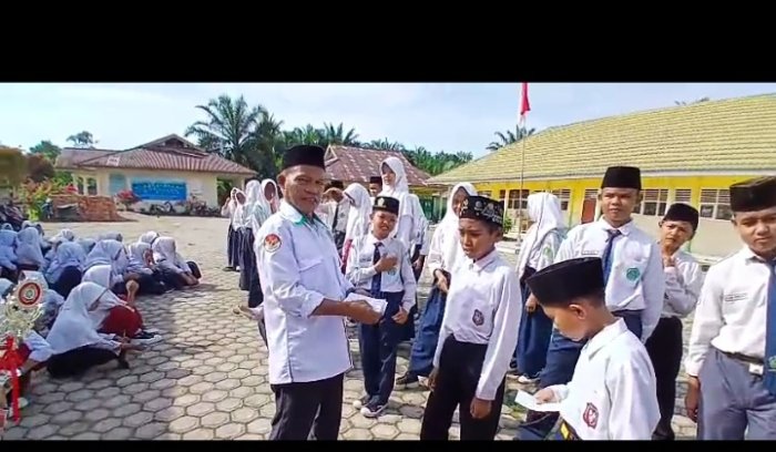 Juara FASI, MTsN 5 Berikan Hadiah Untuk Seluruh Tim Kafilah.