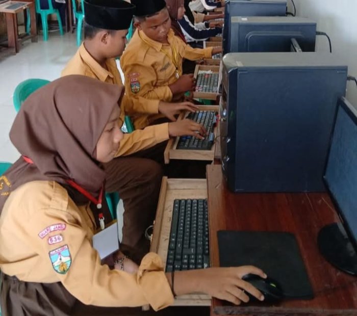 TIK, Peserta Didik Bersemangat Praktek Bersama