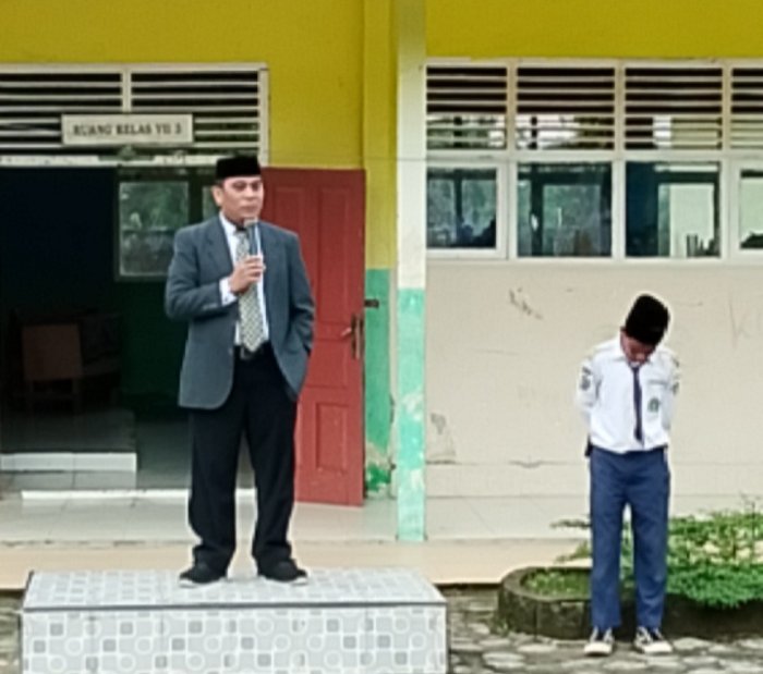 Upacara Bendera, Kepala Madrasah Menjadi Pembina