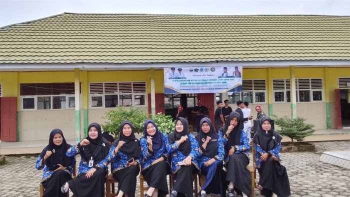 Akhir Bulan, Guru MTsN 5 Muaro Jambi Siapkan Laporan Kinerja Harian