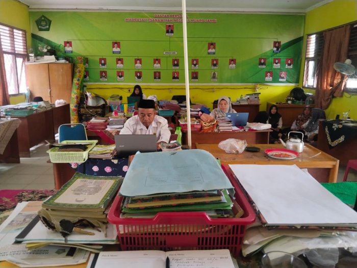 Eko Wahyu, Guru Senior Pemilik 2 Gelar S 1