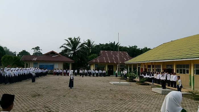 Upacara Bendera, Melatih Kedisiplinan Siswa