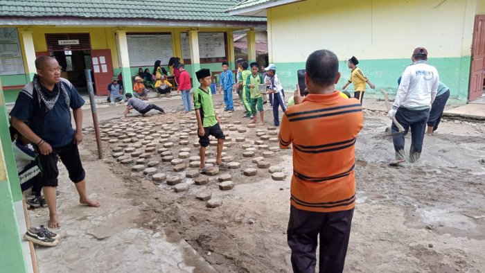 Gotong Royong Pembangunan Lapangan Takraw Baru, Siswa-Siswi Semangat Membantu