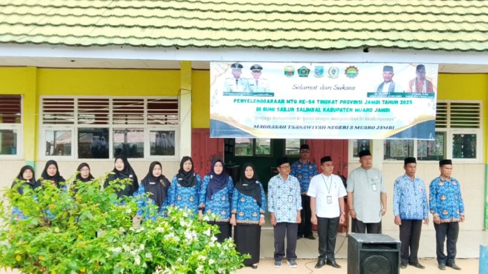 Upacara Hari Kesadaran Nasional : Pembina, Teruslah Berusaha Untuk Profesional.