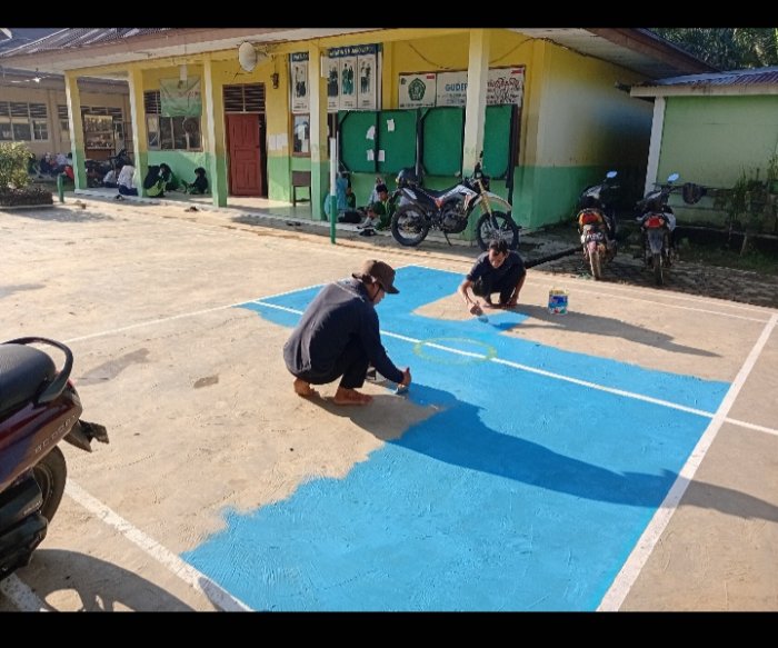 Pagi yang Cerah, Sekurity MTsN 5 Cat Lapangan Futsal Agar Tampak Indah
