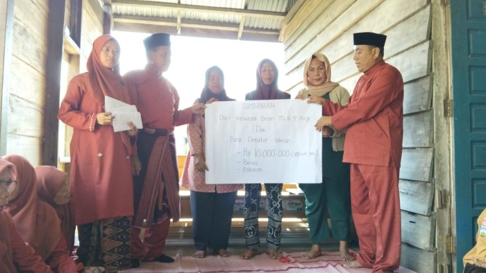 Wujud Kepedulian, MTsN 5 Muaro Jambi Serahkan Bantuan