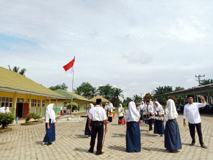 Visitasi Lomba Mengajar, Tim Penilai di Sambut Drum Band Menggelegar