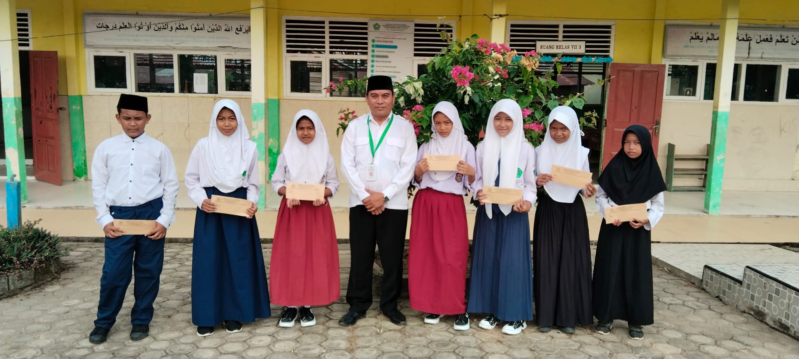 Meriahkan Hari Raya Yatim, MTs N 5 Muaro Jambi Serahkan Santunan